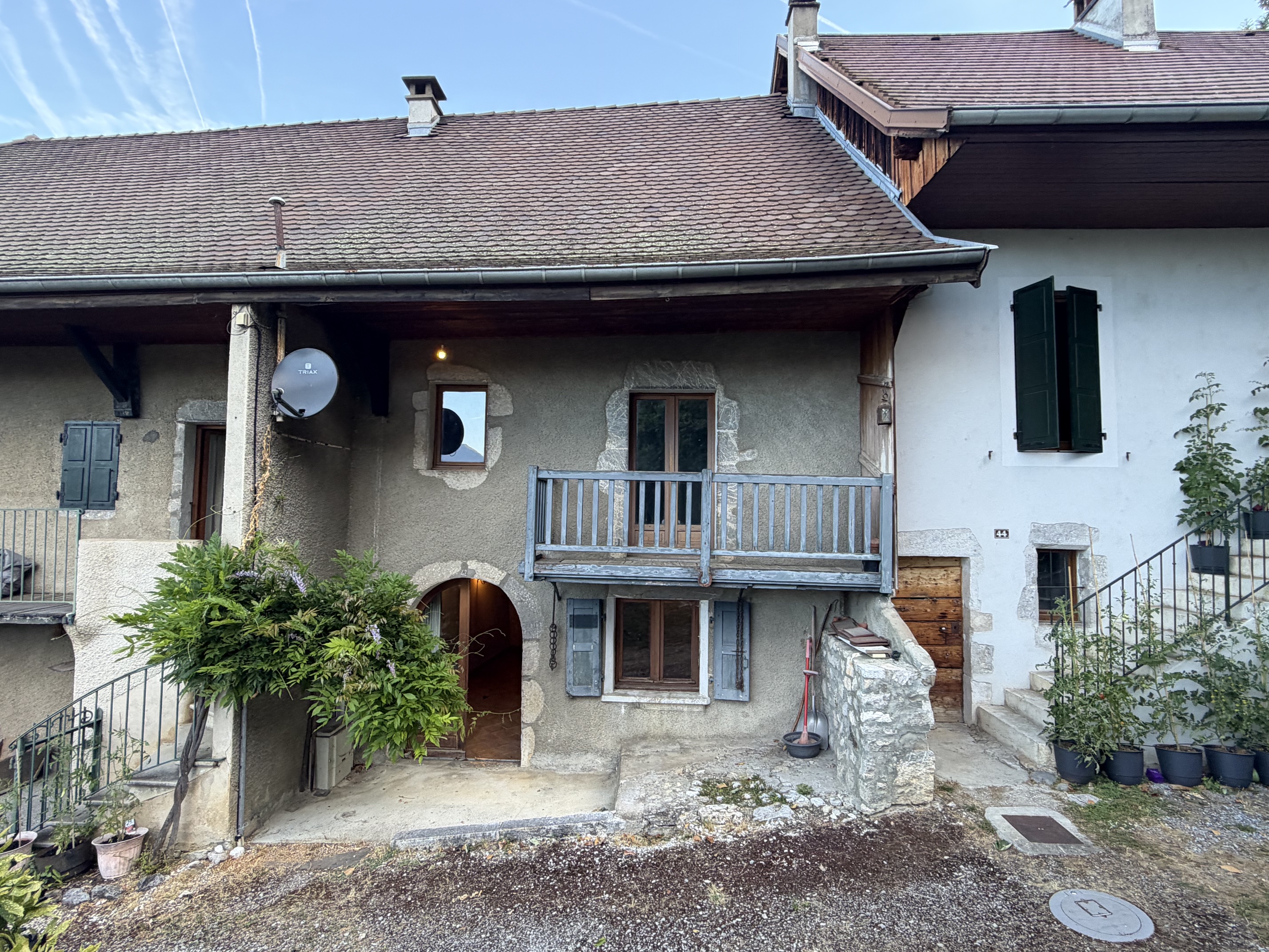 Bâtiment au bardage sombre dans un paysage enneigé